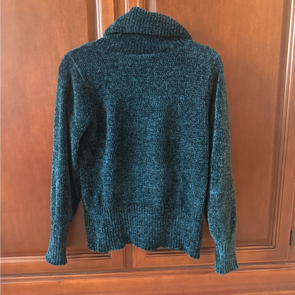 Like new super soft deep green sweater - Picture 2 of 3